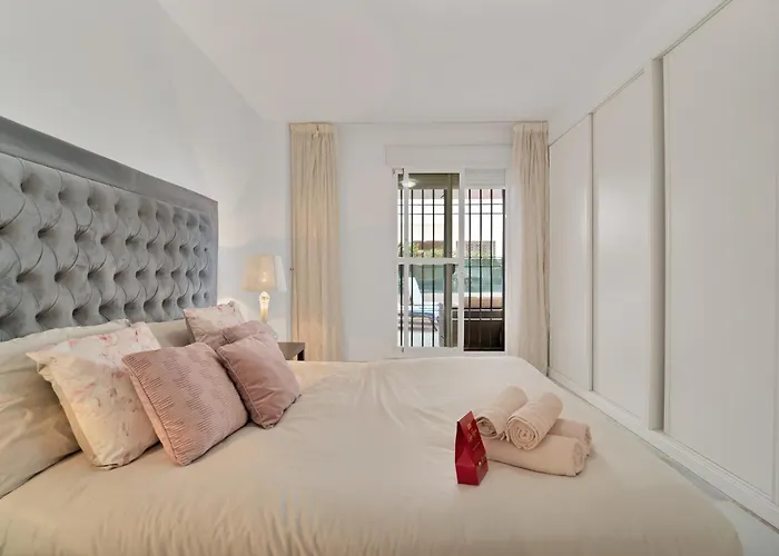 Apartamento Con Enorme Terraza En Complejo Con Piscina En Nueva Andalucia - Lorcrimar