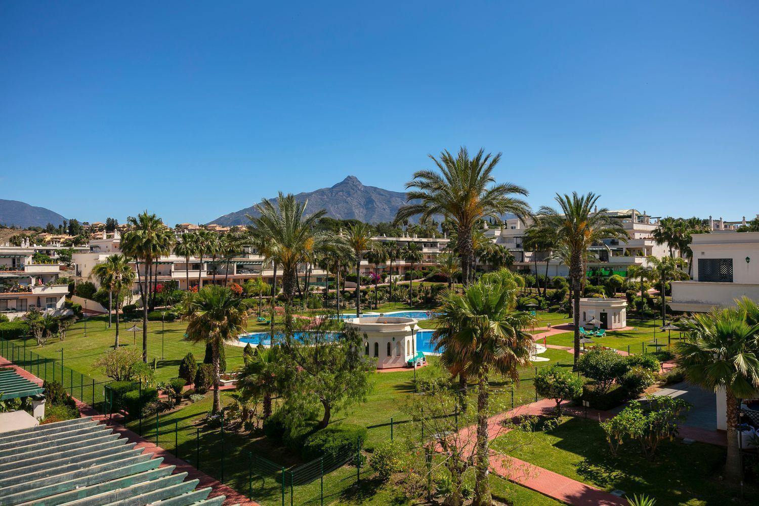 Con Enorme Terraza En Complejo Con Piscina En Nueva Andalucia - Lorcrimar *