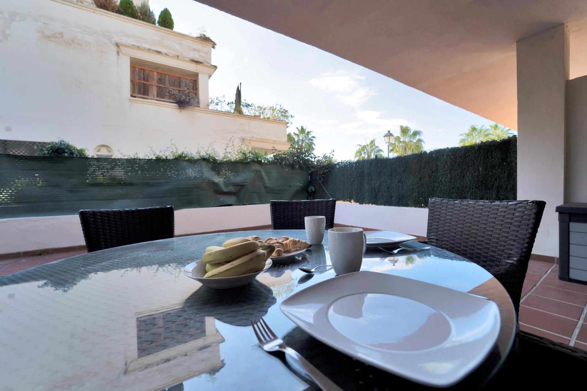 Con Enorme Terraza En Complejo Con Piscina En Nueva Andalucia - Lorcrimar * Marbella