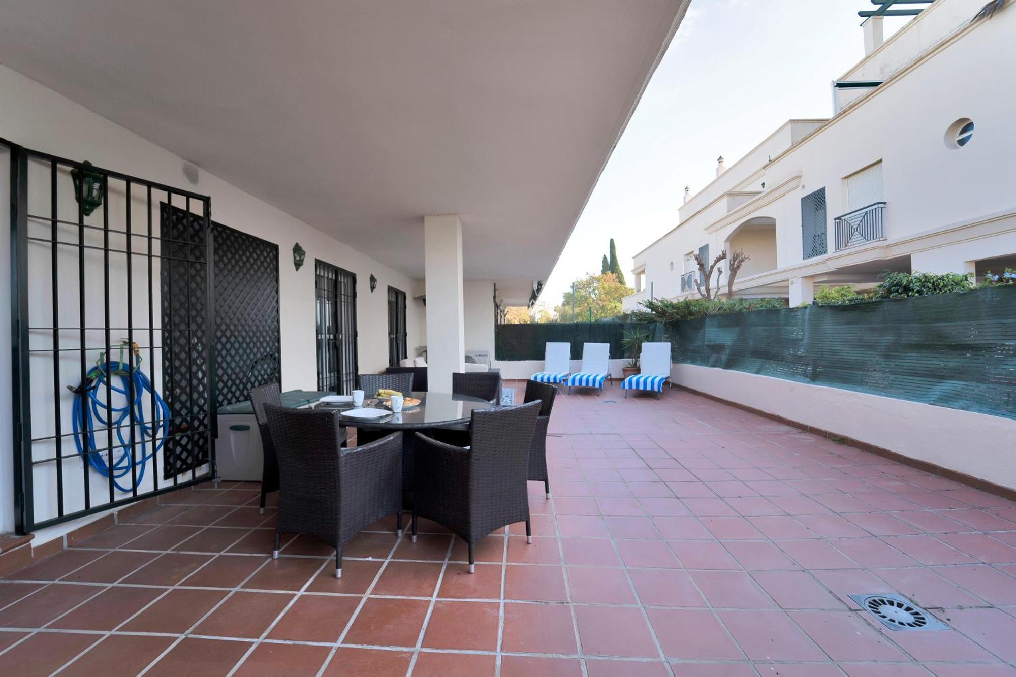 Apartment Con Enorme Terraza En Complejo Con Piscina En Nueva Andalucia - Lorcrimar