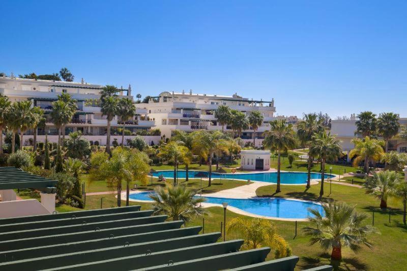 Apartamento Con Enorme Terraza En Complejo Con Piscina En Nueva Andalucia - Lorcrimar Marbella