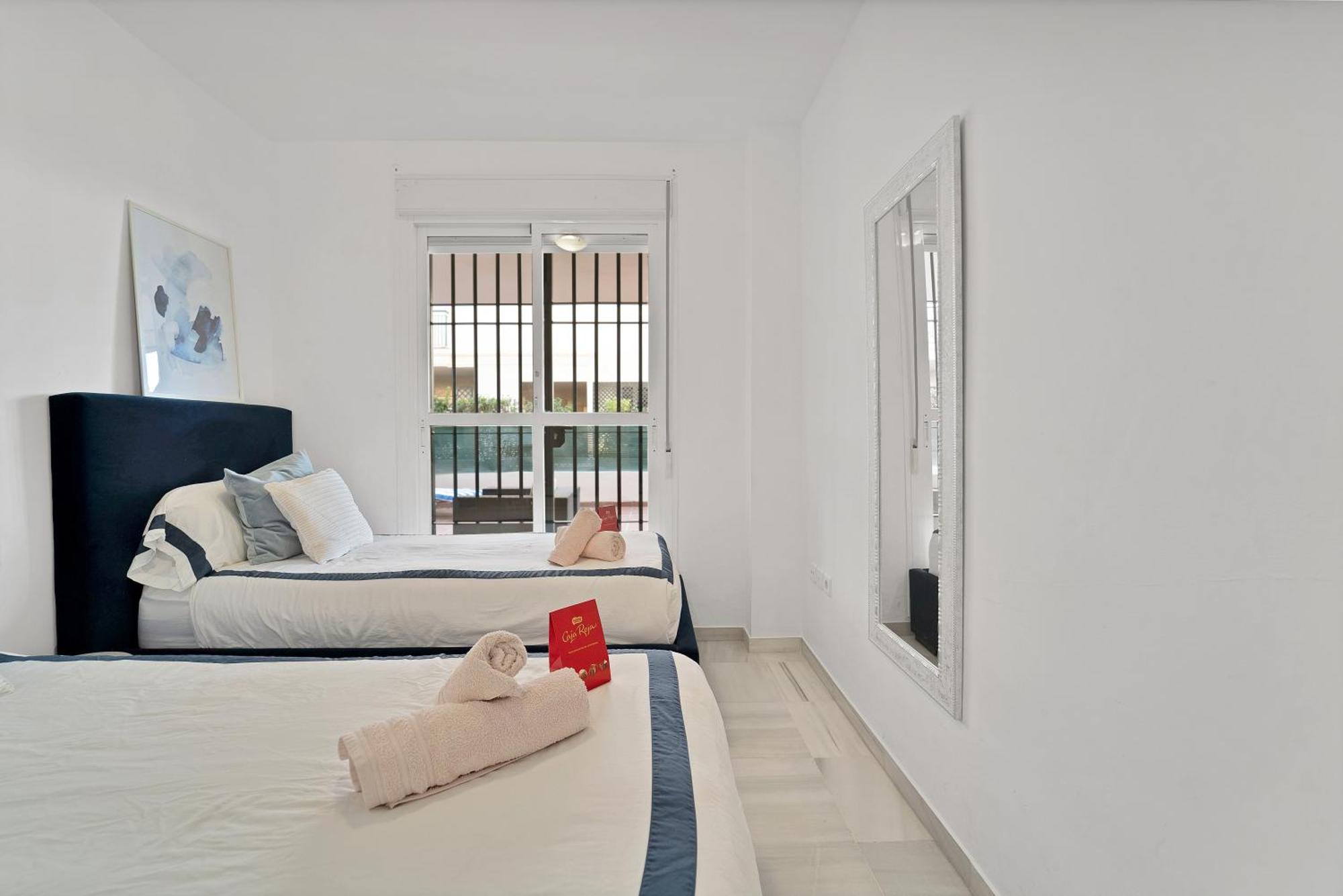 Con Enorme Terraza En Complejo Con Piscina En Nueva Andalucia - Lorcrimar Marbella
