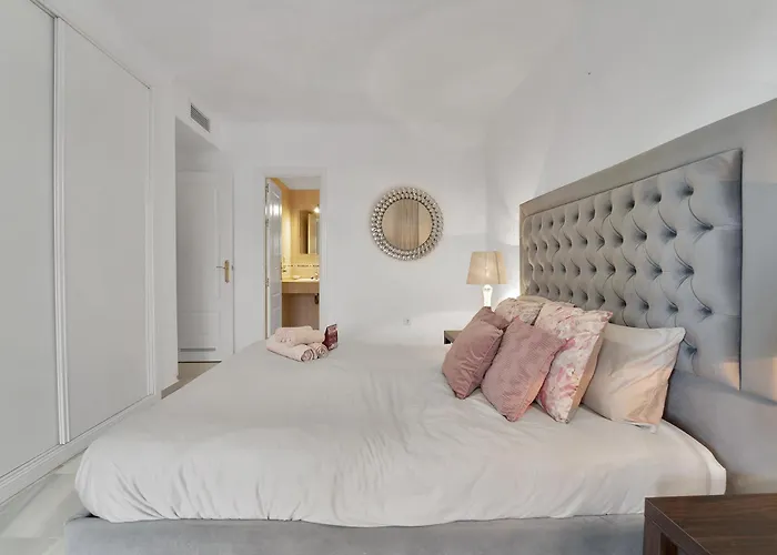 Apartamento Con Enorme Terraza En Complejo Con Piscina En Nueva Andalucia - Lorcrimar