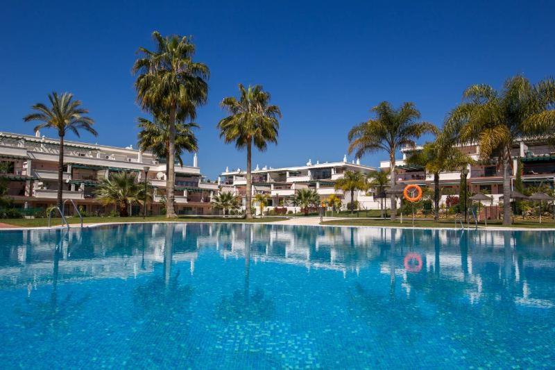Apartamento Con Enorme Terraza En Complejo Con Piscina En Nueva Andalucia - Lorcrimar *