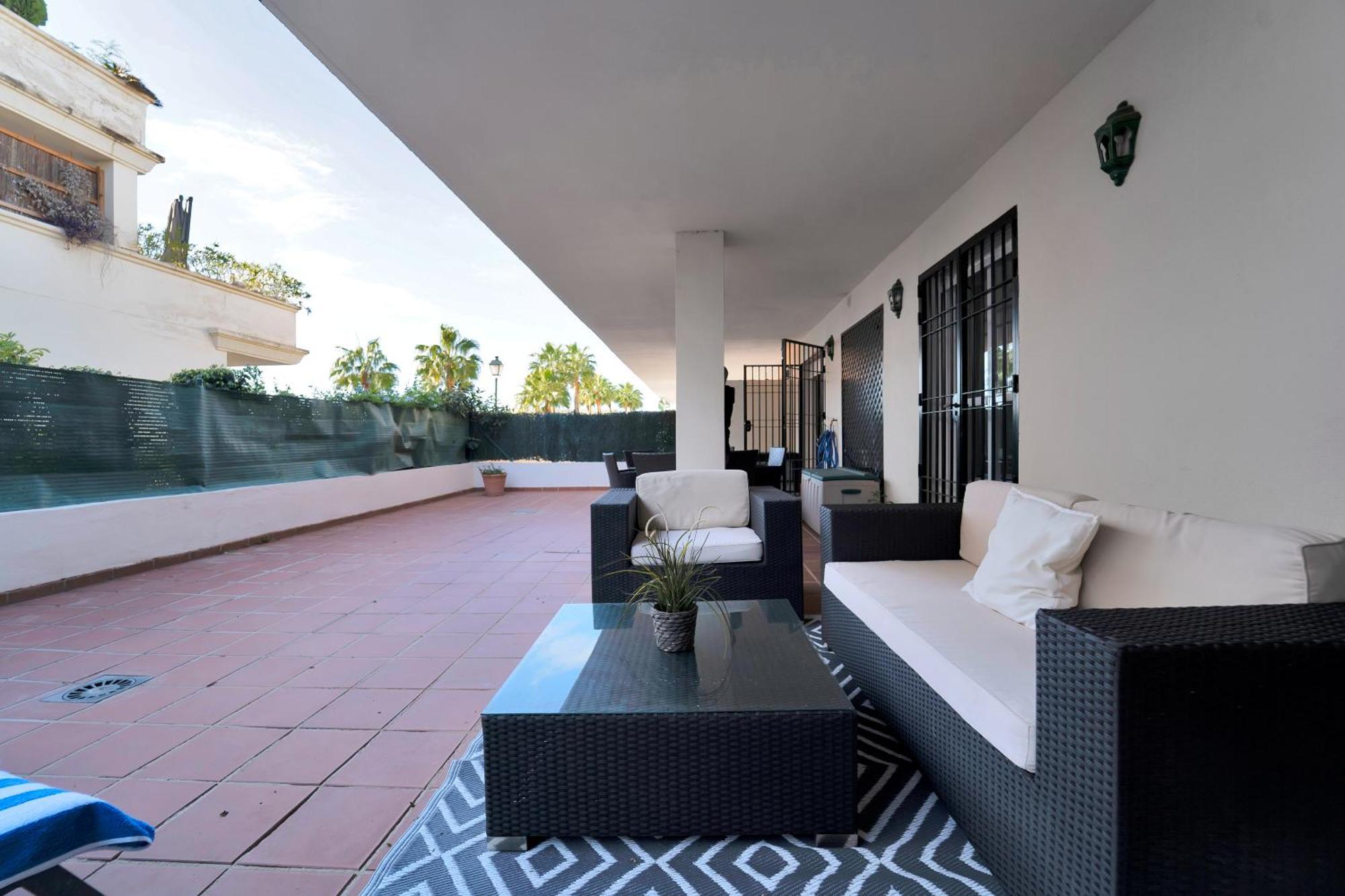 Con Enorme Terraza En Complejo Con Piscina En Nueva Andalucia - Lorcrimar Apartamento