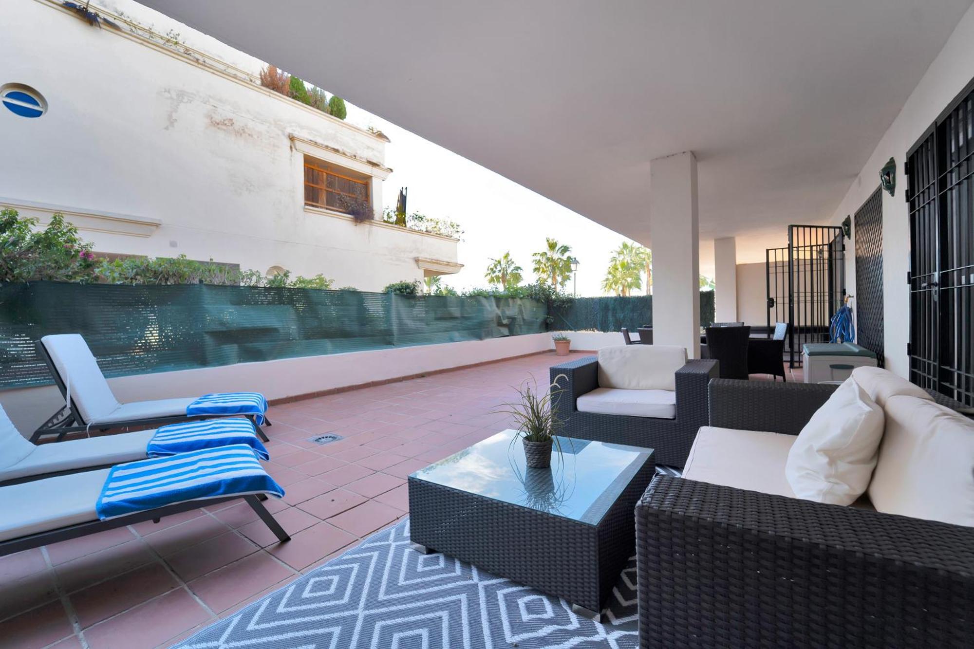 Con Enorme Terraza En Complejo Con Piscina En Nueva Andalucia - Lorcrimar * Marbella