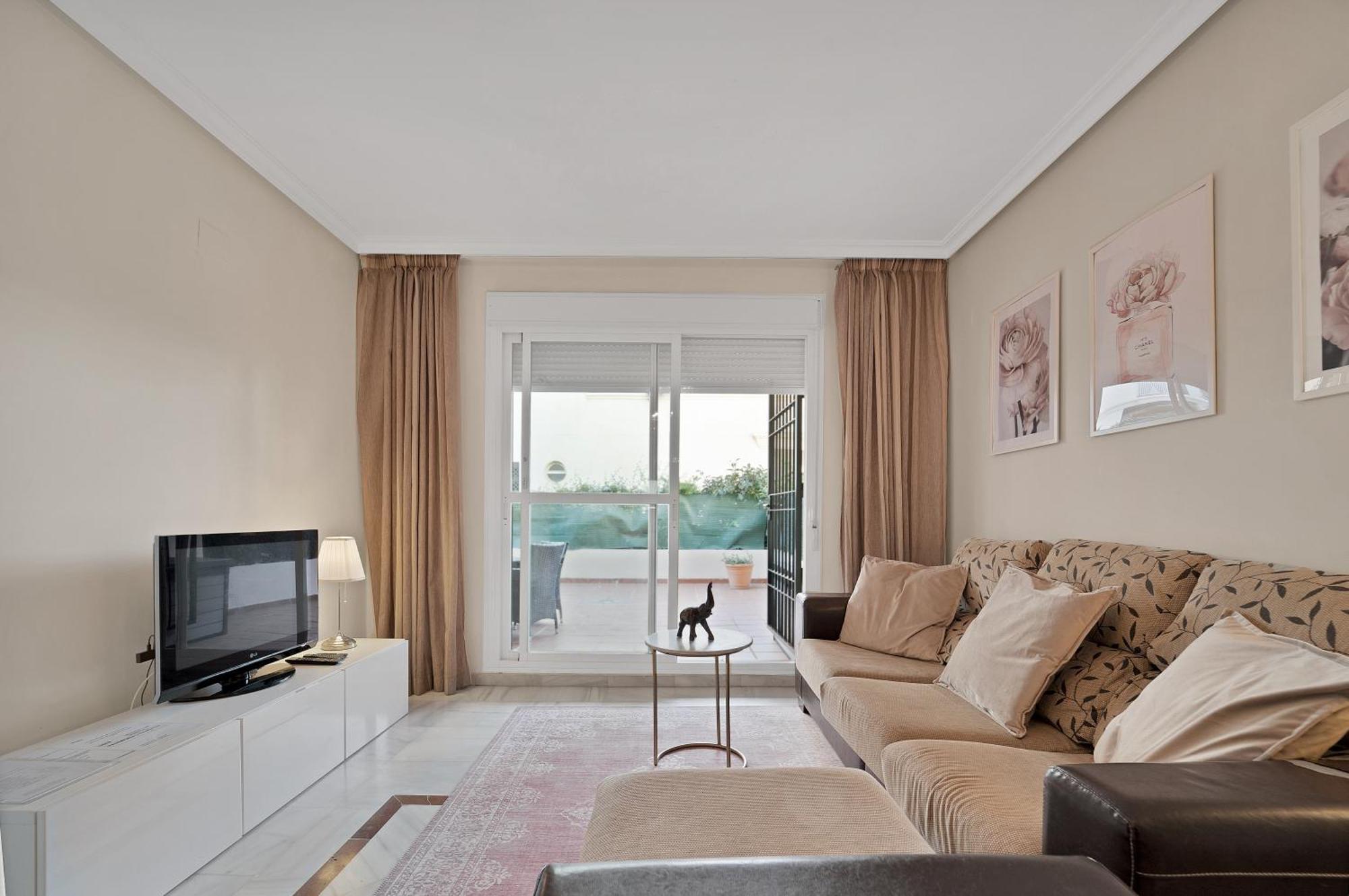 Con Enorme Terraza En Complejo Con Piscina En Nueva Andalucia - Lorcrimar Apartamento *